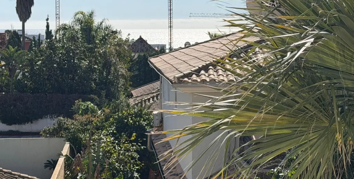 Sale of middle floor apartment in Las Chapas 30