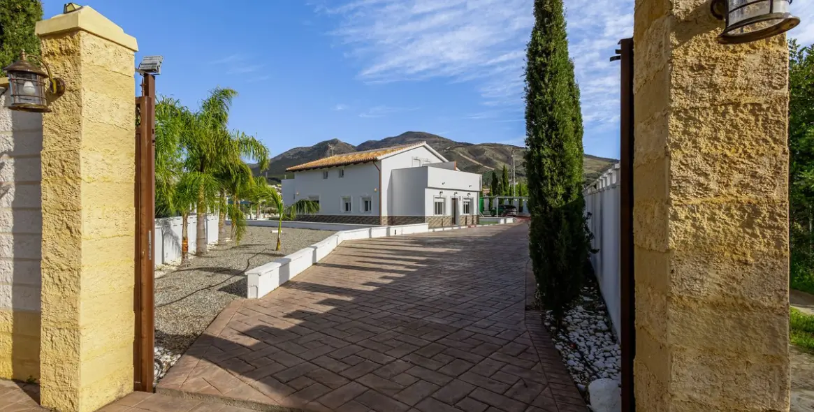 Sale of detached villa in Alhaurín el Grande 1