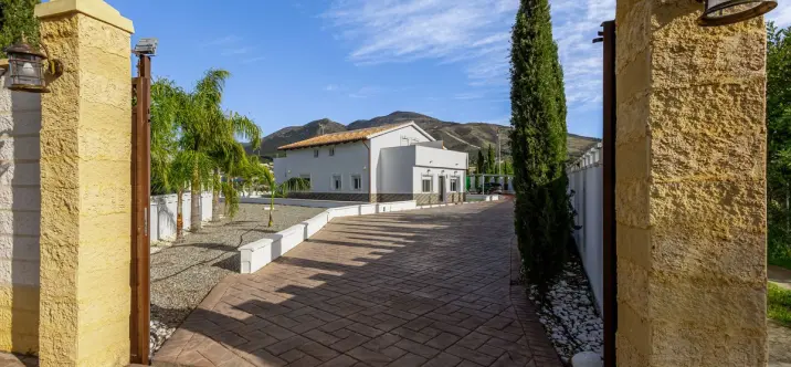 Продажа  отдельно стоящей виллы в Alhaurín el Grande 0