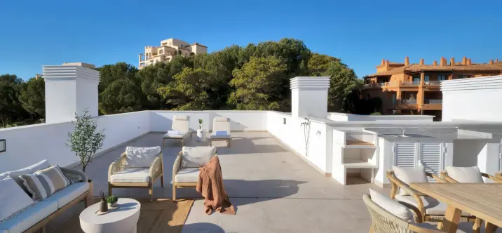 Sale of penthouse in Estepona 2