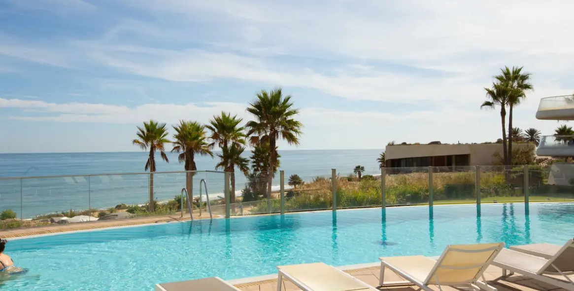 Venta de apartamento en planta media en Estepona 1