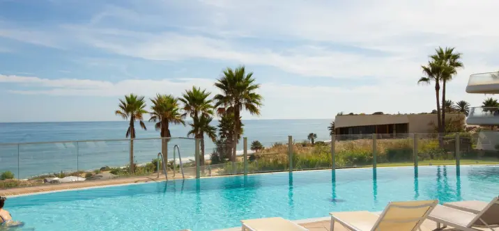 Venta de apartamento en planta media en Estepona 0