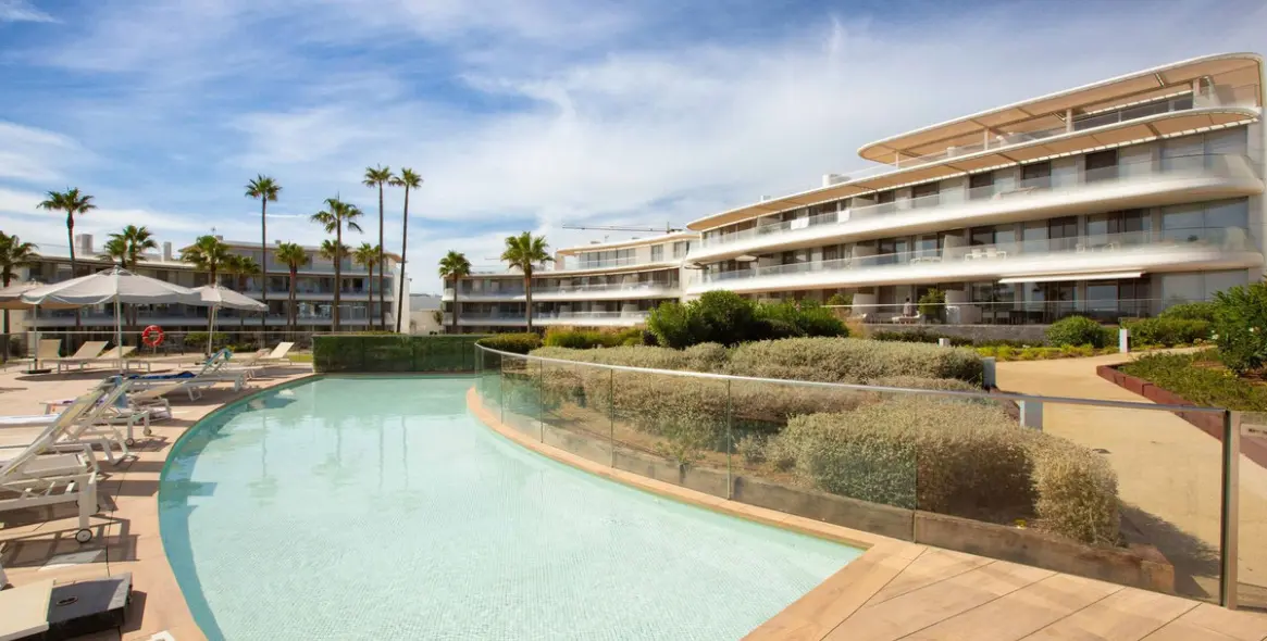 Venta de apartamento en planta media en Estepona 2