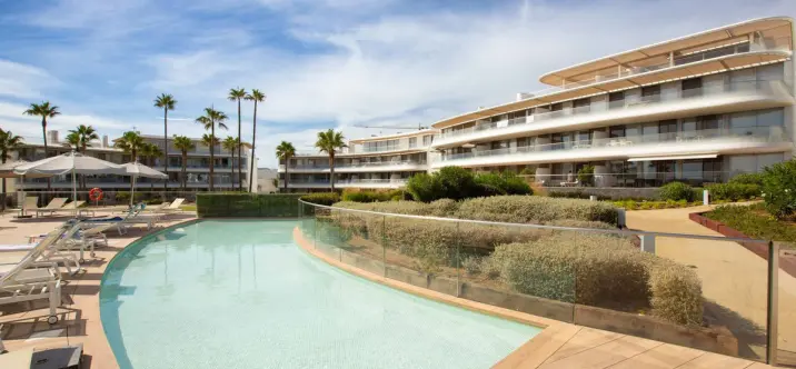 Venta de apartamento en planta media en Estepona 1