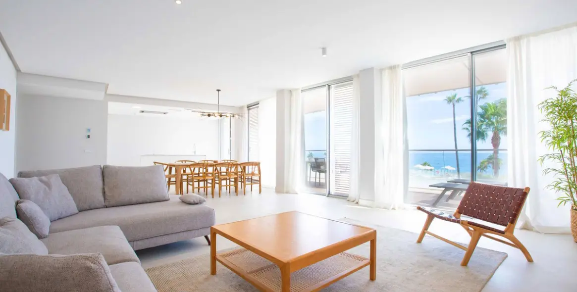 Venta de apartamento en planta media en Estepona 3