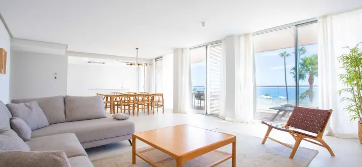 Venta de apartamento en planta media en Estepona 2