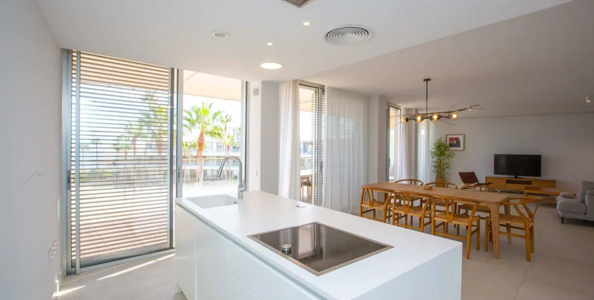 Venta de apartamento en planta media en Estepona 4