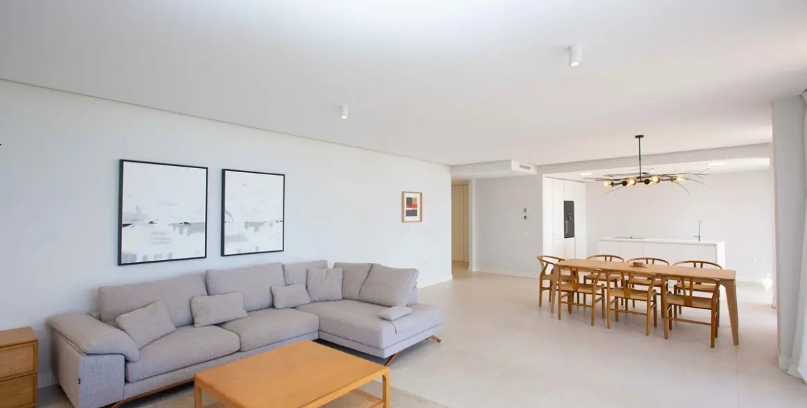 Venta de apartamento en planta media en Estepona 5