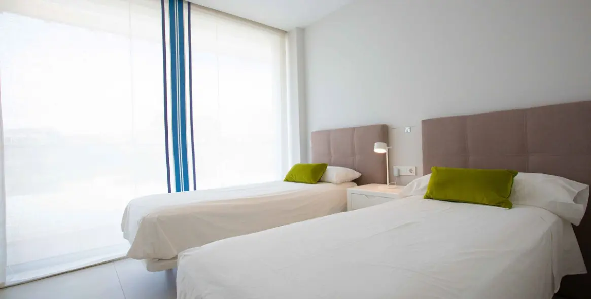 Venta de apartamento en planta media en Estepona 17