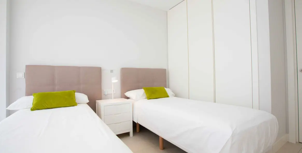 Venta de apartamento en planta media en Estepona 18