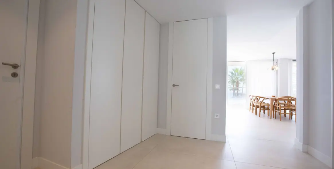 Venta de apartamento en planta media en Estepona 19