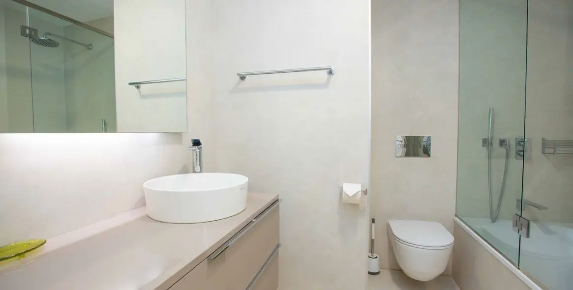 Venta de apartamento en planta media en Estepona 20