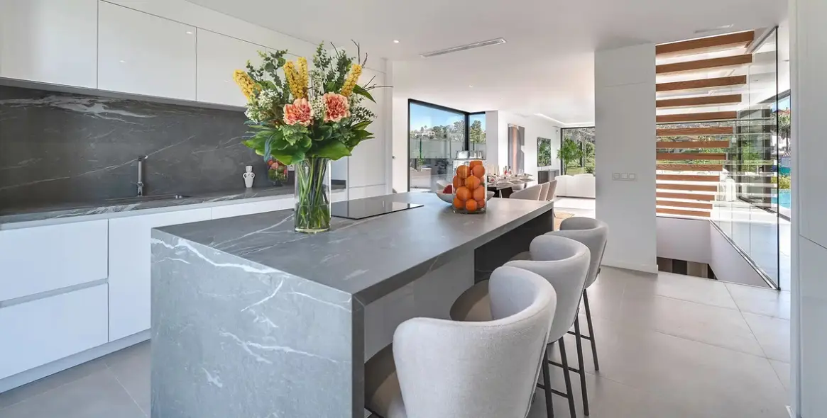 Продажа  отдельно стоящей виллы в El Paraiso 3