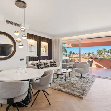 Venta de ático dúplex en Estepona