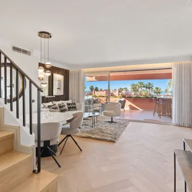 Venta de ático dúplex en Estepona