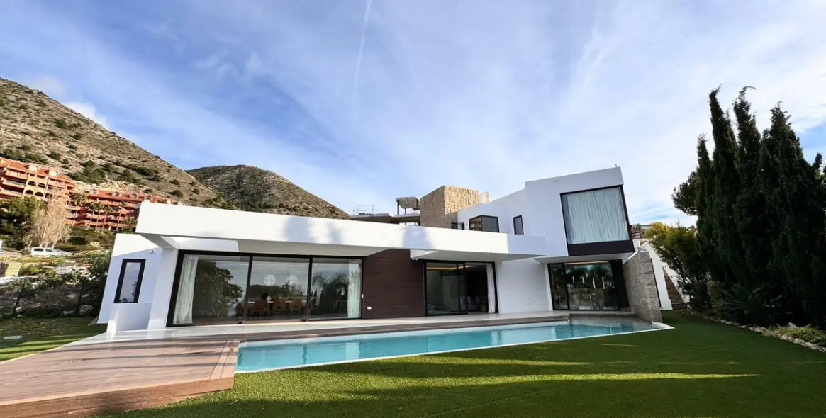 Venta de villa independiente en Higueron 1