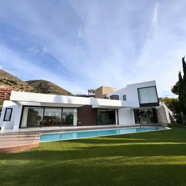 Venta de villa independiente en Higueron