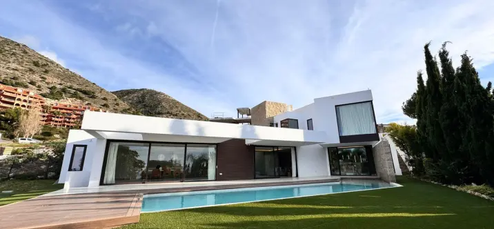 Venta de villa independiente en Higueron 0