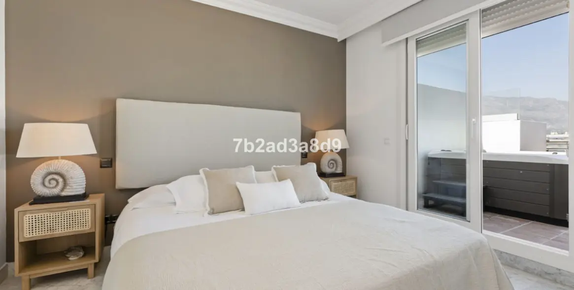 Venta de ático en Puerto Banús 12