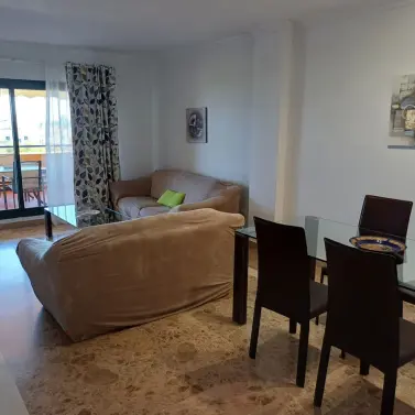 Alquiler a largo plazo de apartamento en planta media en San Pedro de Alcántara