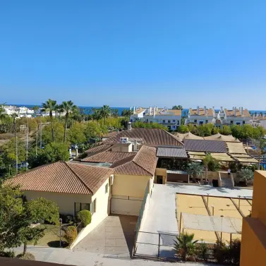 Alquiler a largo plazo de apartamento en planta media en San Pedro de Alcántara