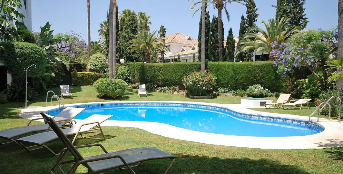 Alquiler a largo plazo de ático en Guadalmina Baja 27