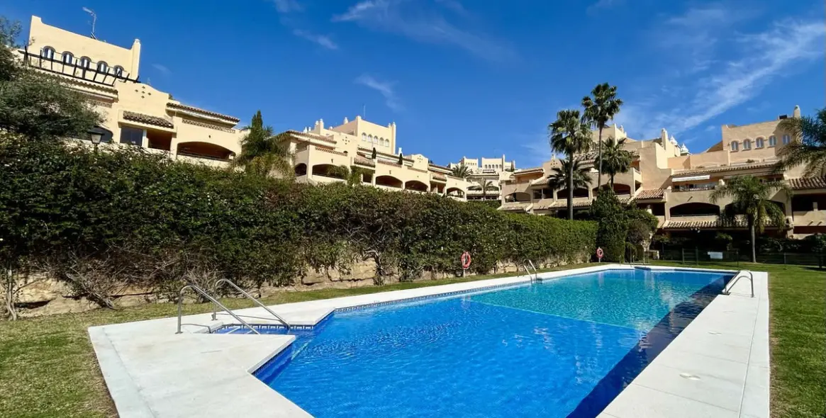 Sale of middle floor apartment in Elviria 1