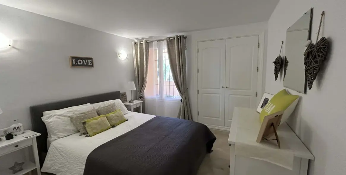 Sale of middle floor apartment in Elviria 9