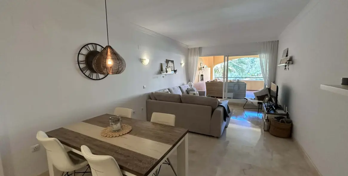 Sale of middle floor apartment in Elviria 14