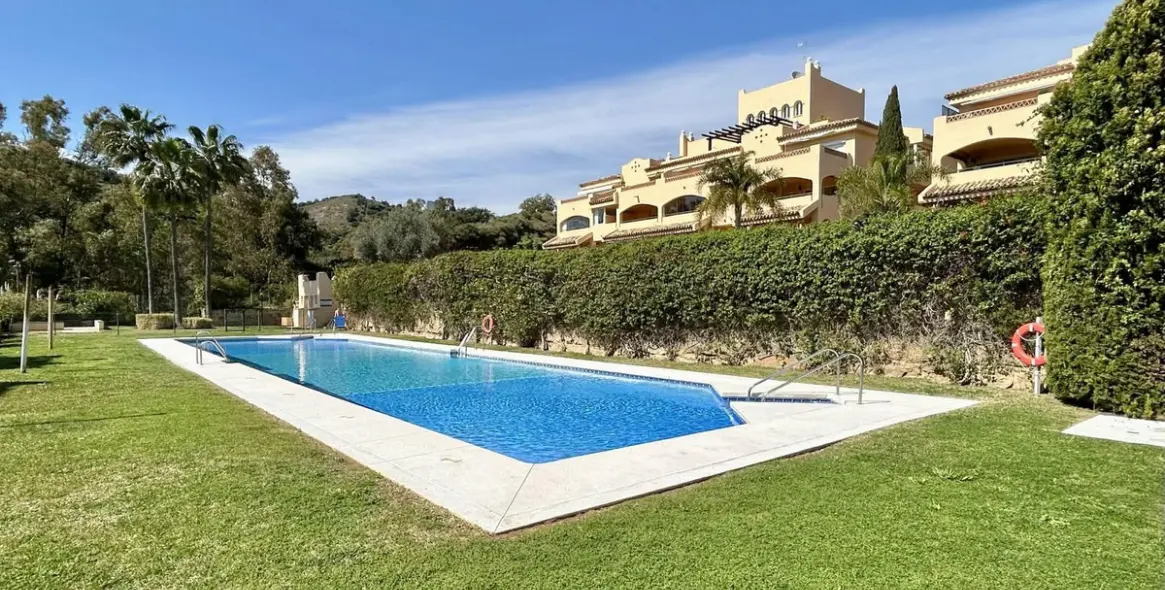 Sale of middle floor apartment in Elviria 17