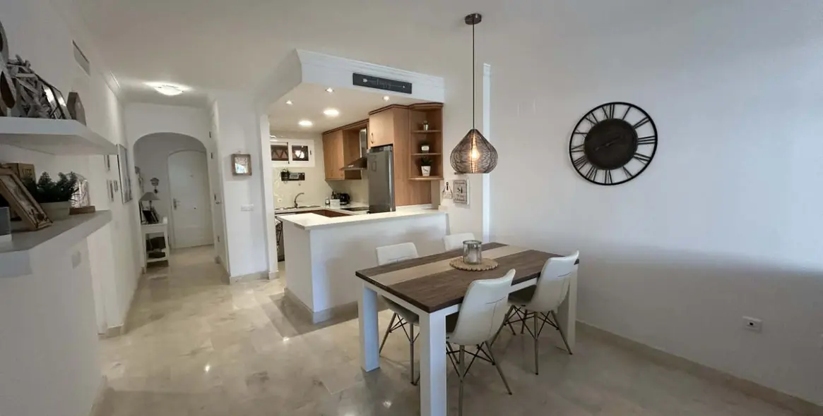 Sale of middle floor apartment in Elviria 3