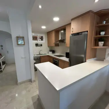 Venta de apartamento en planta media en Elviria