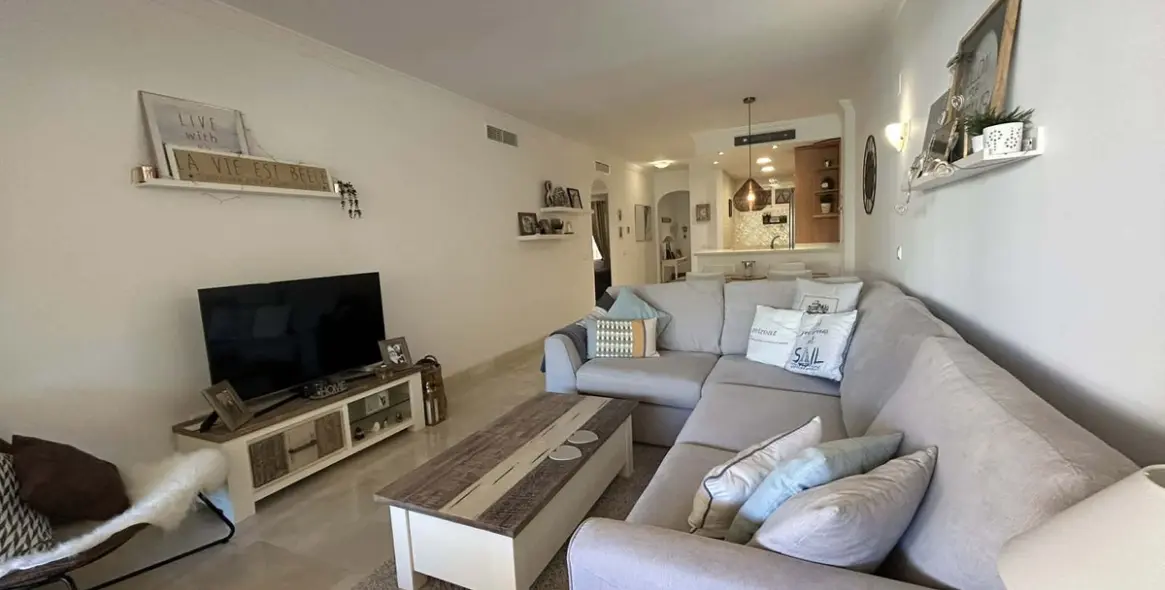 Venta de apartamento en planta media en Elviria 2