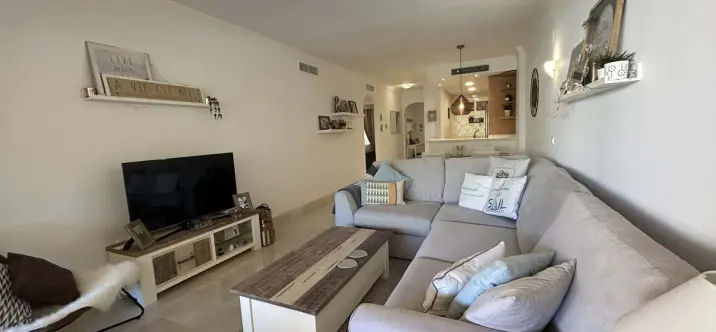Sale of middle floor apartment in Elviria 1