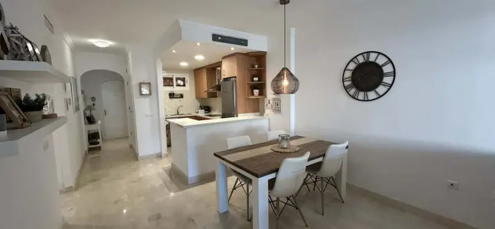Sale of middle floor apartment in Elviria 2