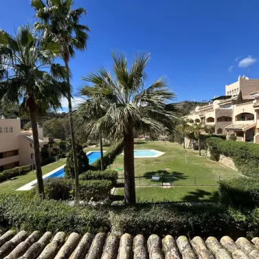 Sale of middle floor apartment in Elviria