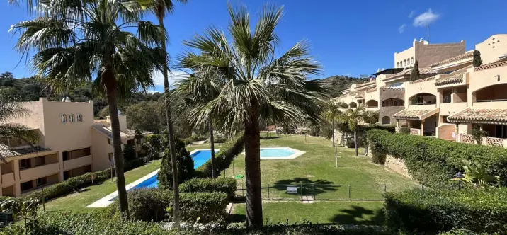 Sale of middle floor apartment in Elviria 4