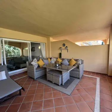 Sale of middle floor apartment in Elviria
