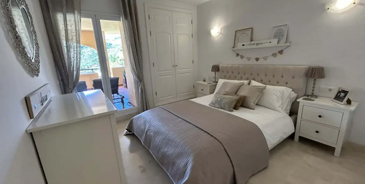 Venta de apartamento en planta media en Elviria 8