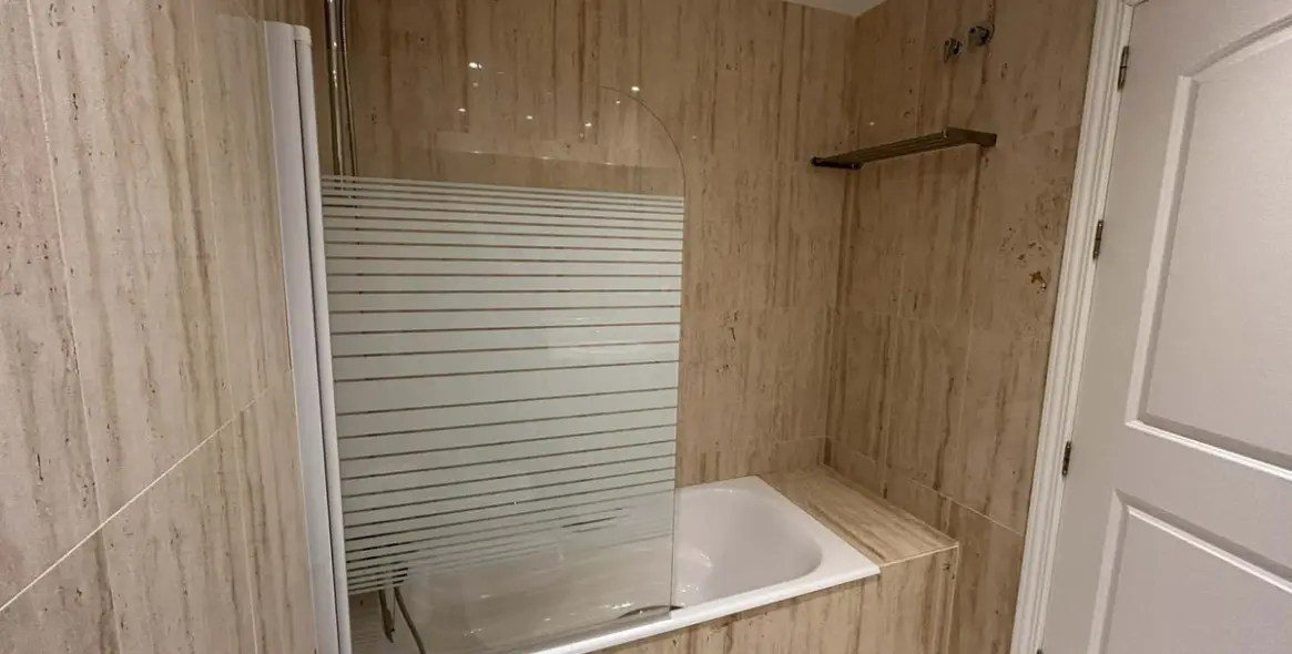 Venta de apartamento en planta media en Elviria 12