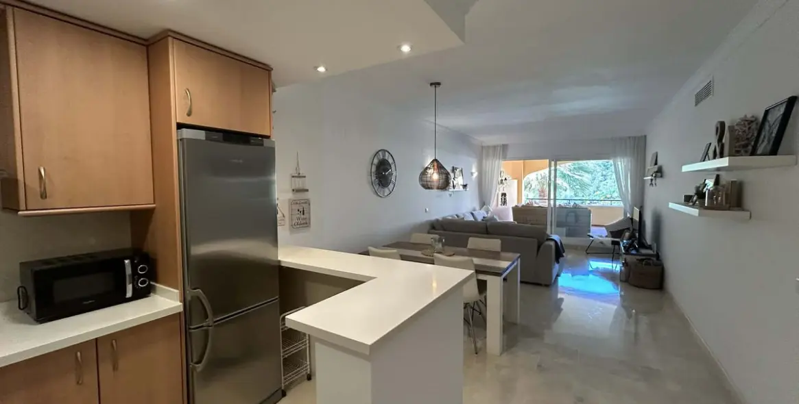 Venta de apartamento en planta media en Elviria 15