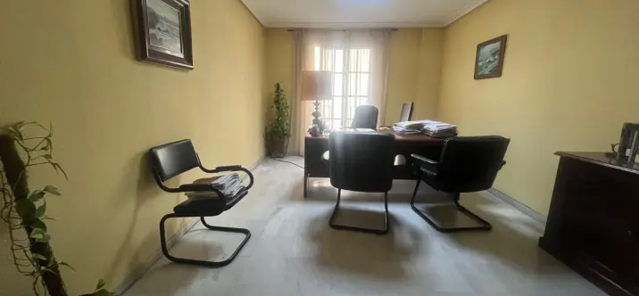 Venta de apartamento en planta media en Estepona 1