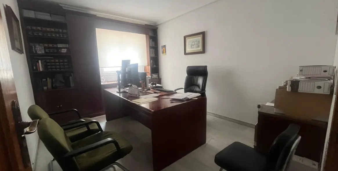 Sale of middle floor apartment in Estepona 3