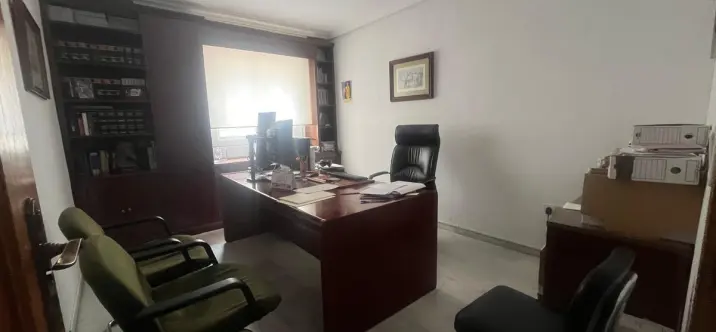 Venta de apartamento en planta media en Estepona 2