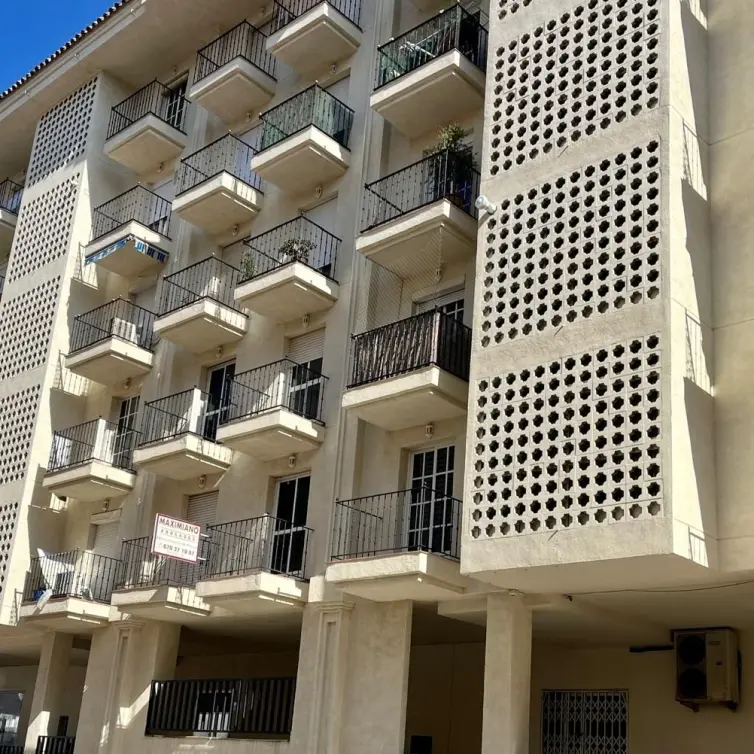 Sale of middle floor apartment in Estepona