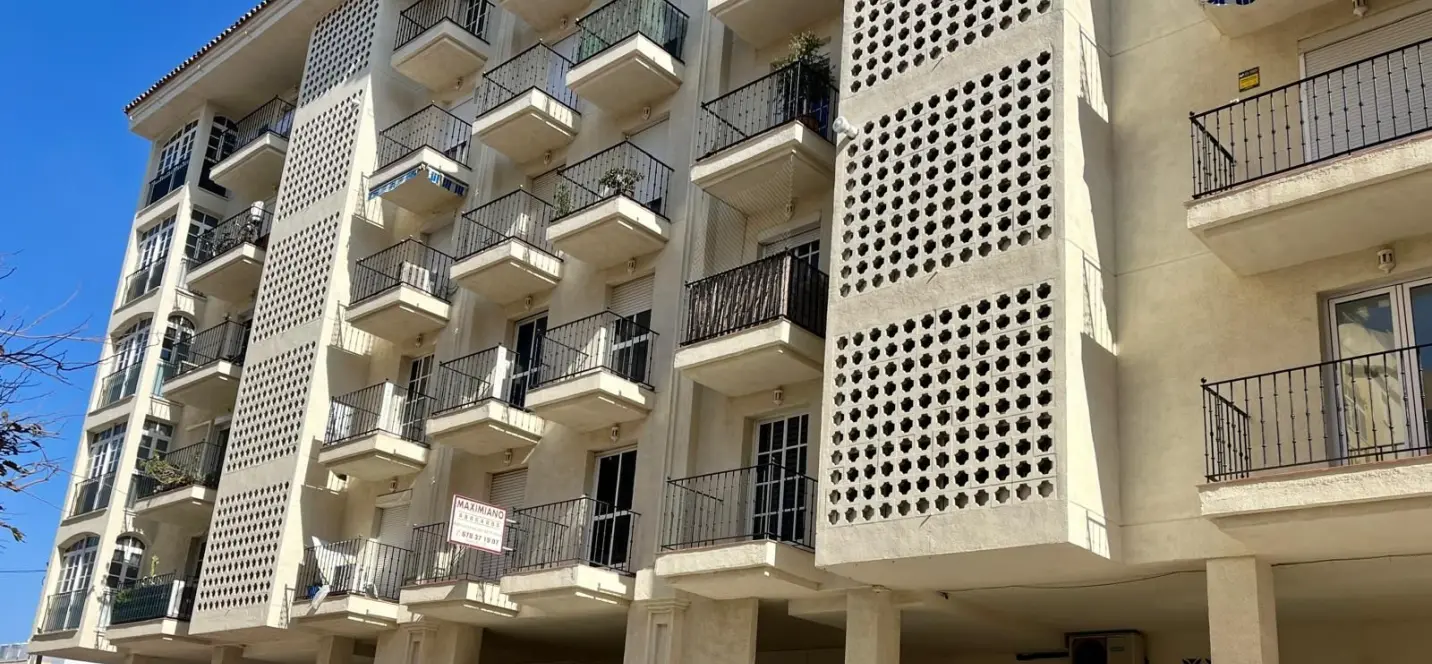 Sale of middle floor apartment in Estepona 0