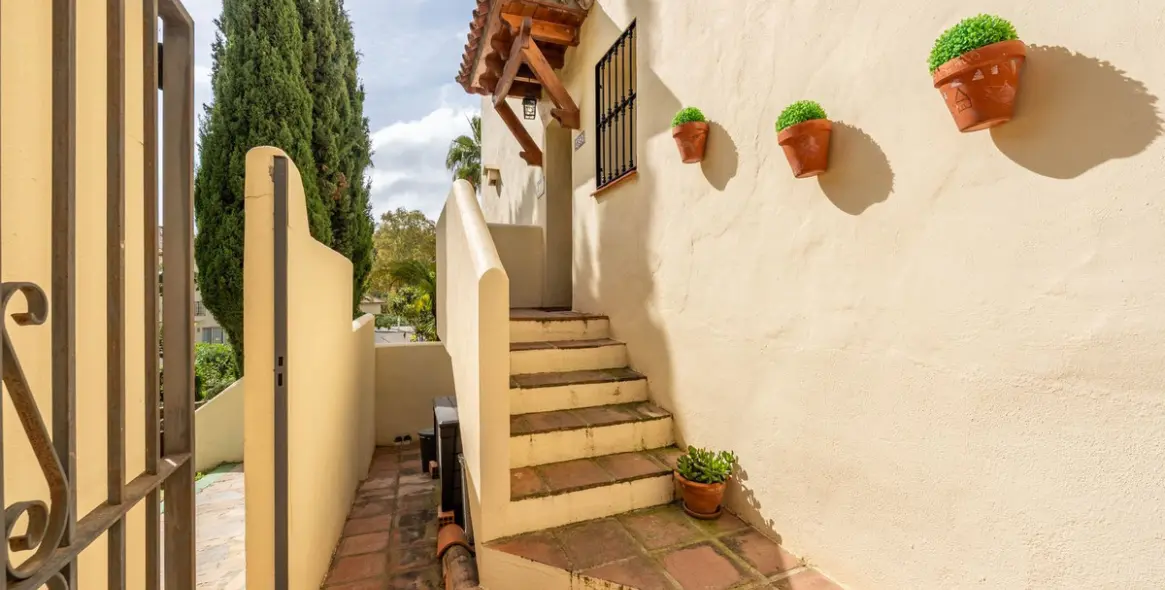 Продажа апартаментов на первом этаже в Aloha 7