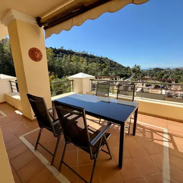 Venta de apartamento en planta media en Los Arqueros