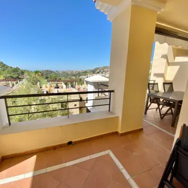 Venta de apartamento en planta media en Los Arqueros