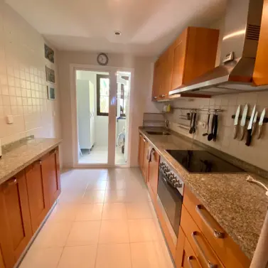 Venta de apartamento en planta media en Los Arqueros